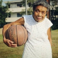 Cụ bà 76 tuổi nghiện chơi bóng rổ
