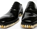 Kỳ lạ giày có gắn “răng người”