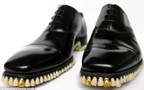 Kỳ lạ giày có gắn “răng người”
